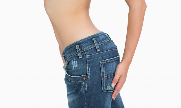 Midsection laterale della donna sottile in jeans