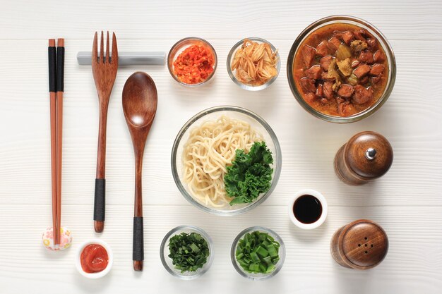 Mie Ayam, cibo di strada popolare indonesiano con concetto di Knolling di noodle