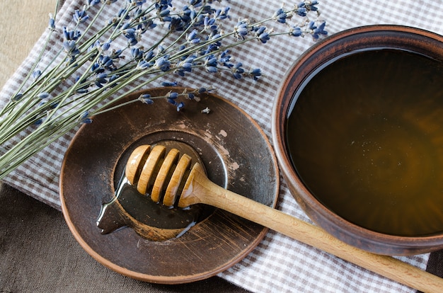 Miele biologico e fiori di lavanda.