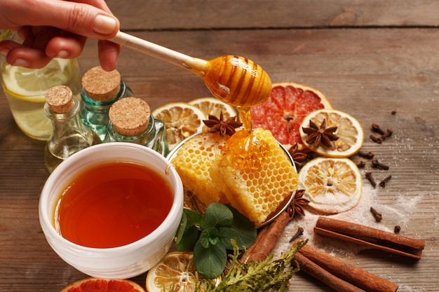 Miele, cannella e frutta secca su un tavolo di legno. Mangiare sano.