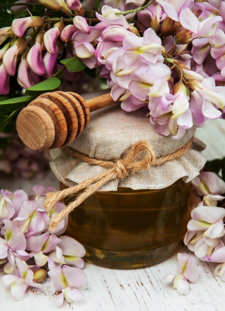 Miele con fiori di acacia