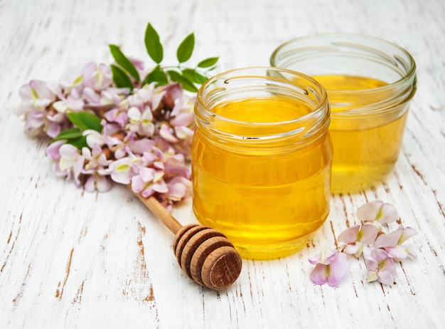 Miele con fiori di acacia