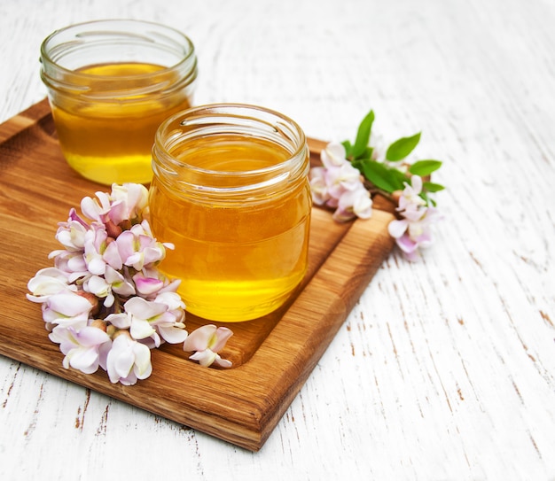 Miele con fiori di acacia