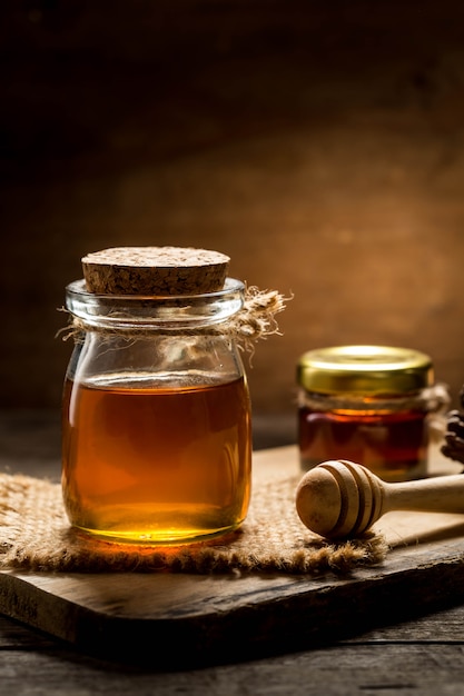 miele con mestolo su fondo in legno