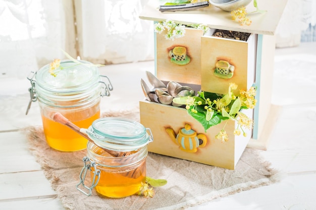 Miele dolce sano e foglie di tiglio fresche