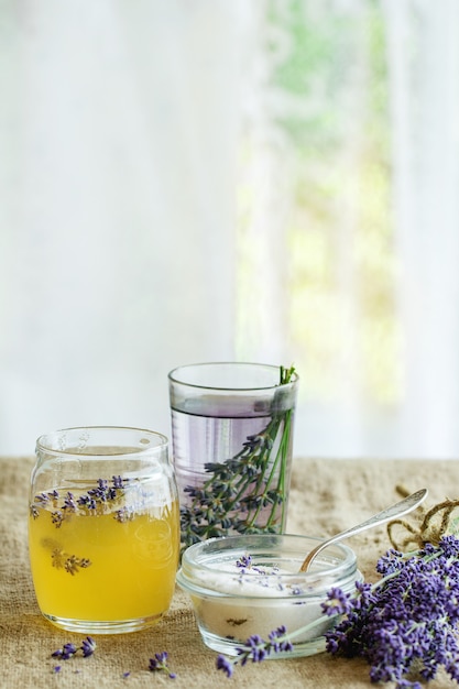 Miele e zucchero aromatizzati alla lavanda