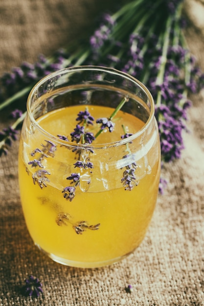 Miele e zucchero aromatizzati alla lavanda