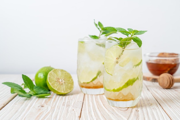 miele ghiacciato e lime soda con menta - bevanda rinfrescante