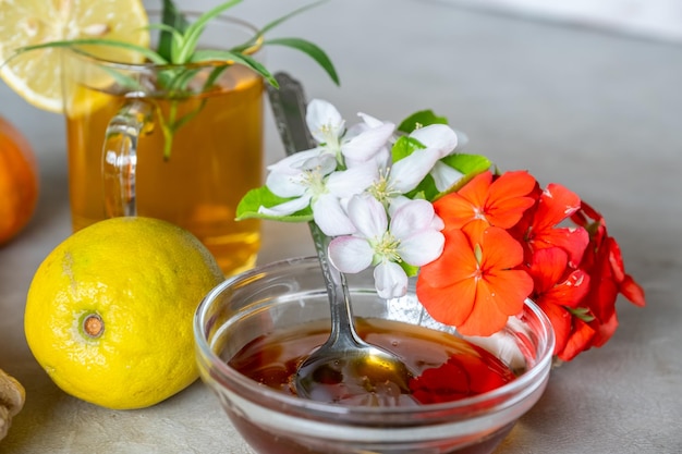 Miele naturale con rose e agrumi