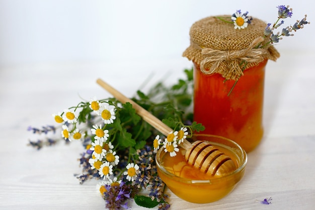 Miele sulla tavola rustica in legno