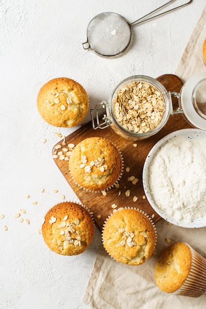 Miffins di avena gustosi fatti in casa su sfondo bianco, copia spazio, vista dall'alto, verticale