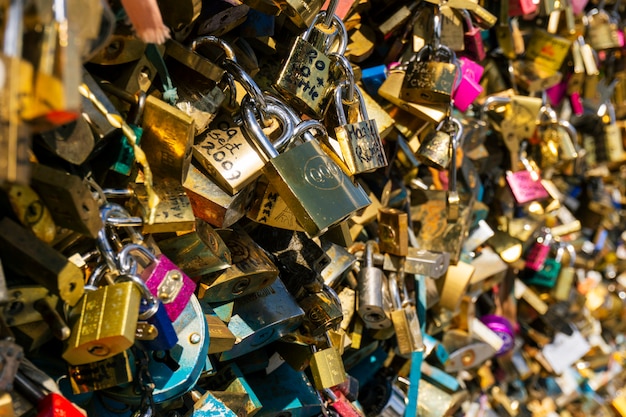 Migliaia di lucchetti dell'amore bloccati sul parapetto del ponte Pont des Arts, Parigi