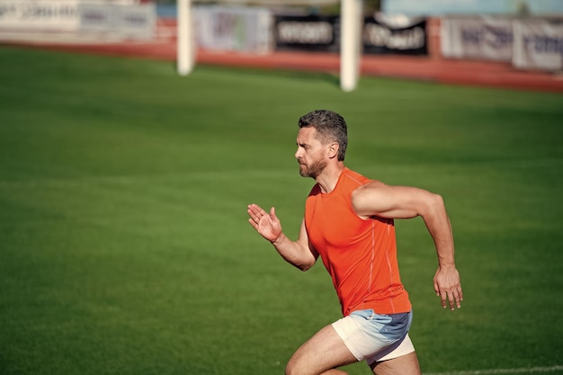 Miglior esercizio velocista di fitness di successo allenatore maschio sulla pista da corsa dello stadio corridore di resistenza e resistenza sulla pista sfida e competizione atleta di sport di velocità della maratona corri veloce per vincere