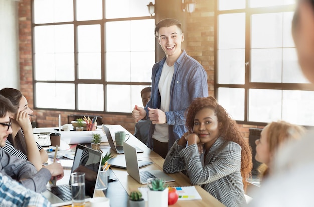 Miglior lavoratore del mese. L'uomo felice eccitato si alzò, venendo premiato alla riunione aziendale, copiando lo spazio