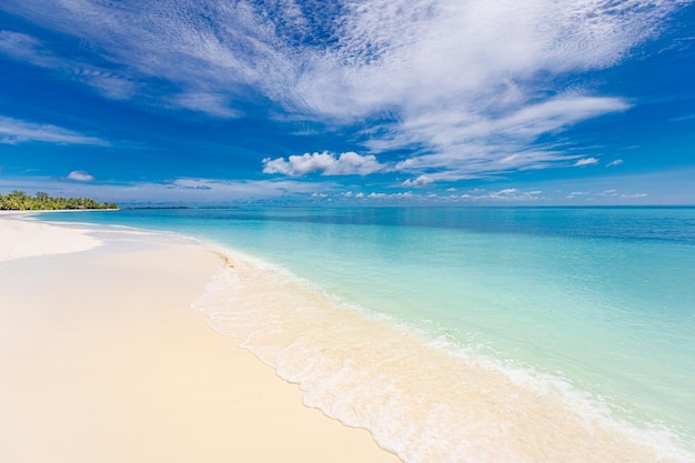 Miglior paesaggio spiaggia tropicale. Fantastica costa estiva, meta di vacanza, spiaggia soleggiata di sabbia bianca