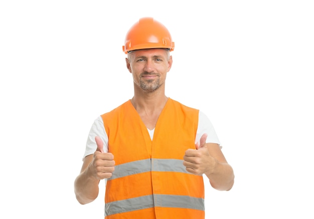 Miglioramento. Progetto ambizioso. Ingegnere di successo. Bel costruttore. Fondo bianco uniforme del casco protettivo dell'uomo. Costruttore di lavoratori fiducioso e di successo. Concetto di successo. Volto sorridente del costruttore.