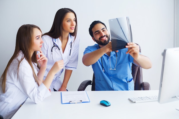 Migliorare la medicina moderna. Giovani scienziati che fanno esperimenti mentre sono seduti in laboratorio