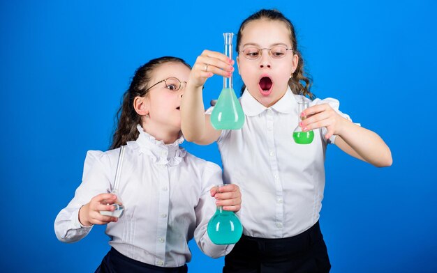 Migliorare la medicina moderna piccole ragazze intelligenti con boccetta di prova per tornare a scuola i bambini al laboratorio di chimica biologia educazione scuola bambino scienziato studio scienza laboratorio moderno educazione moderna