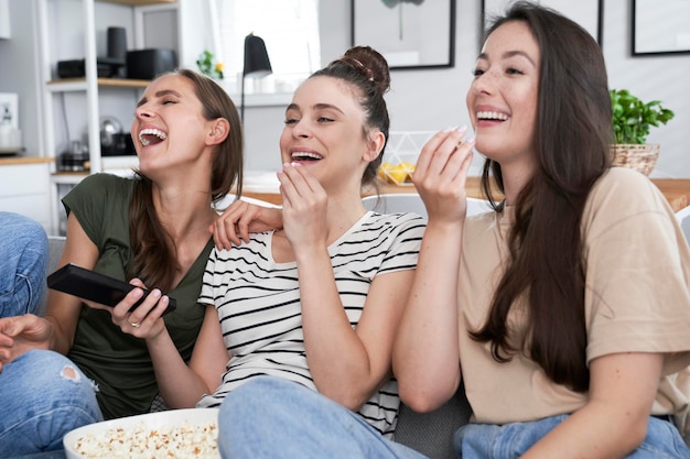 Migliori amici che guardano film comici a casa