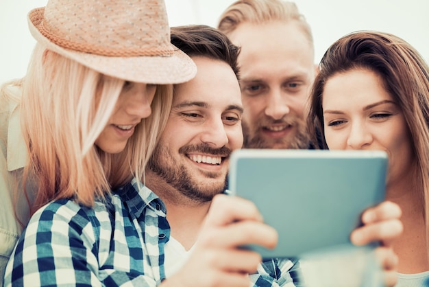 Migliori amici che si fanno selfie all'aperto