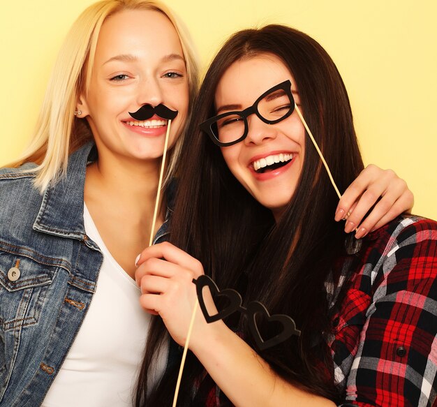 Migliori amici di ragazze alla moda sexy hipster pronti per la festa