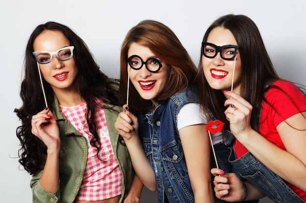 Migliori amici di ragazze hipster pronti per la festa