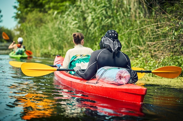 Migliori amici felici che si divertono su un kayak. Kayak sul fiume.