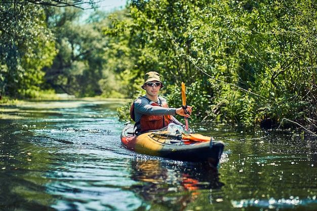 Migliori amici felici che si divertono su un kayak. Kayak sul fiume.