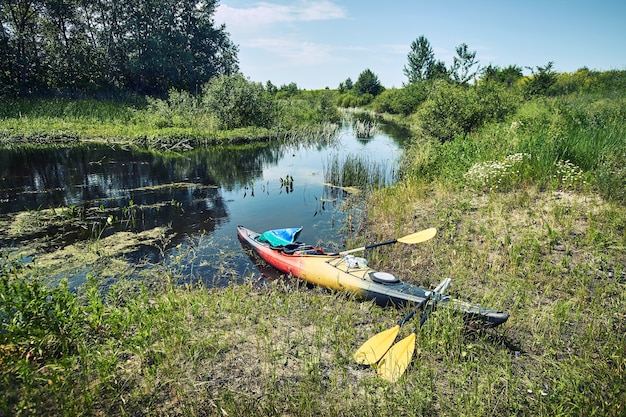 Migliori amici felici che si divertono su un kayak. Kayak sul fiume.