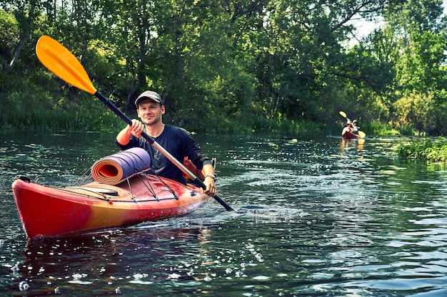 Migliori amici felici che si divertono su un kayak. Kayak sul fiume.