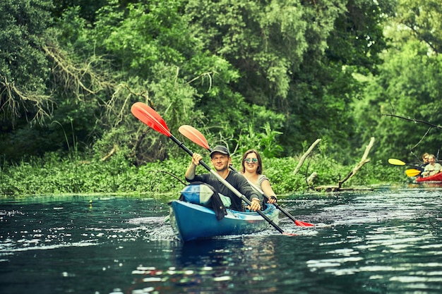 Migliori amici felici che si divertono su un kayak. Kayak sul fiume.