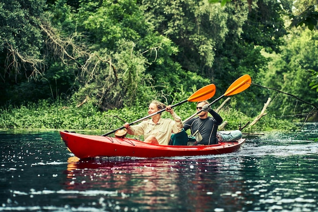 Migliori amici felici che si divertono su un kayak. Kayak sul fiume.