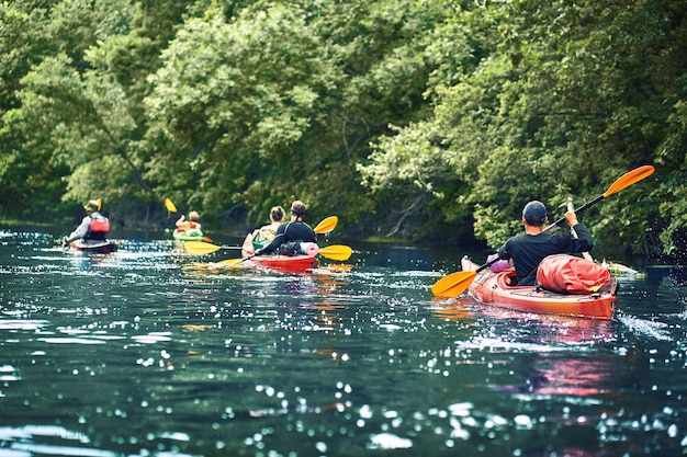 Migliori amici felici che si divertono su un kayak. Kayak sul fiume.