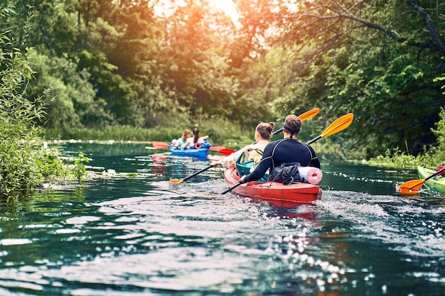 Migliori amici felici che si divertono su un kayak. Kayak sul fiume.