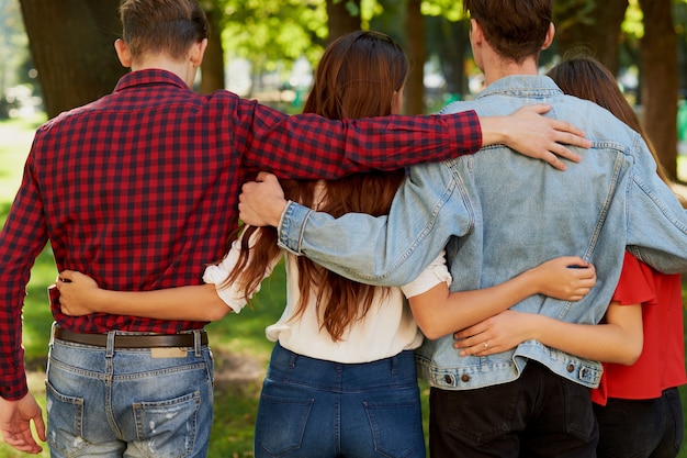 migliori amici per sempre. gruppo di giovani uomini e donne che si abbracciano. amicizia e lavoro di squadra