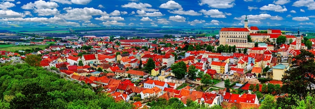 Mikulov città nella Moravia meridionale, Repubblica Ceca. Vista panoramica con cielo azzurro e nuvole bianche.