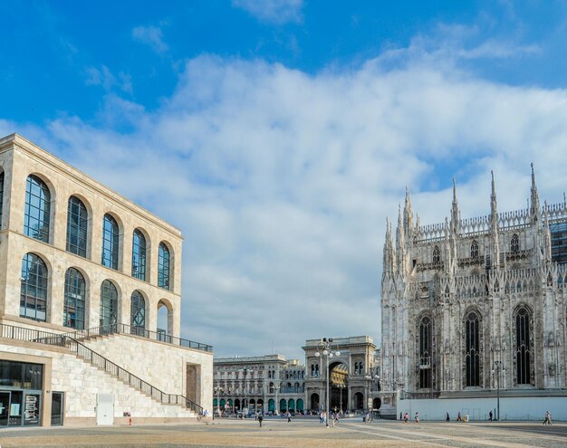 Milano con vista del museo del Novecento e del duomo
