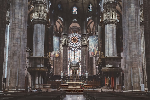 Milano, Italia - 27 giugno 2018: Vista panoramica dell'interno del Duomo di Milano (Duomo di Milano) è la chiesa cattedrale di Milano. Dedicato a Santa Maria della Natività, è sede dell'Arcivescovo di Milano