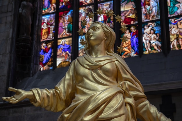 Milano, Italia - 27 giugno 2018: Vista panoramica dell'interno del Duomo di Milano (Duomo di Milano) è la chiesa cattedrale di Milano. Dedicato a Santa Maria della Natività, è sede dell'Arcivescovo di Milano