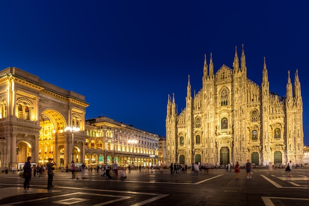 MILANO, ITALIA - 28 APRILE 2018: turisti durante l'ora blu che scattano foto in Piazza Duomo, il principale punto di riferimento della città.