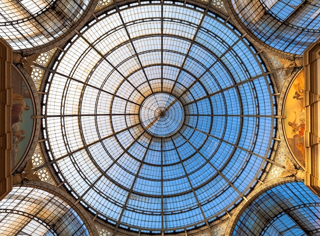 MILANO, ITALIA - CIRCA AGOSTO 2020: Architettura nella Galleria della moda di Milano, Italia. Dettaglio architettonico del tetto a cupola.