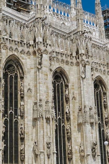 Milano Italia Dettaglio architettonico del Duomo Caratteristiche ornate e opere d'arte sul lato della Cattedrale