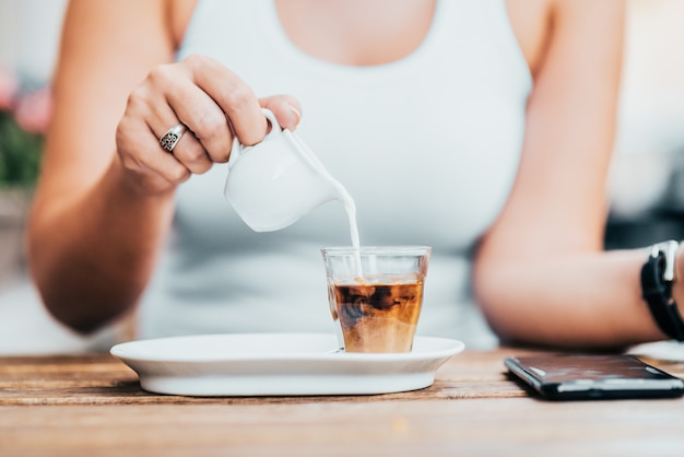 Milik di versamento in caffè. Avvicinamento.