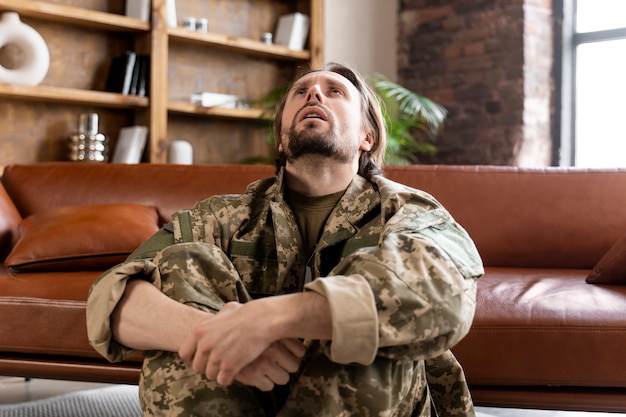 Militare che soffre di disturbo da stress post-traumatico