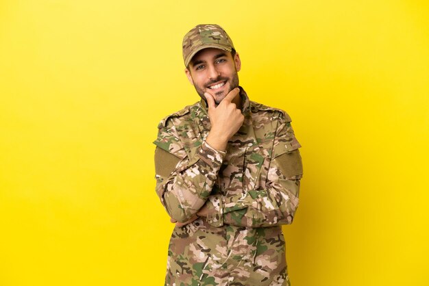 Militare isolato su sfondo giallo sorridente