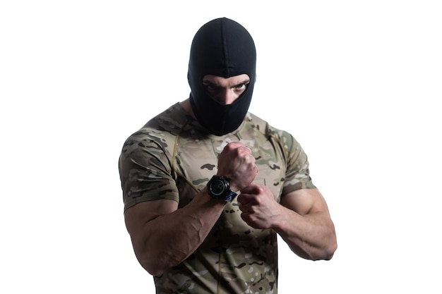 Militare pronto per la battaglia con le mani isolate su sfondo bianco
