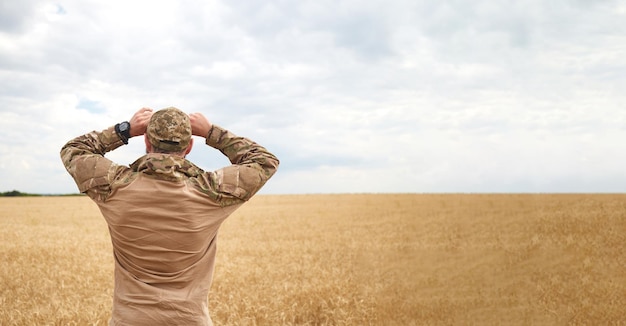 Militare ucraino nel campo di grano Campi di grano ucraino e crisi alimentare imminente di guerra Forze armate dell'Ucraina