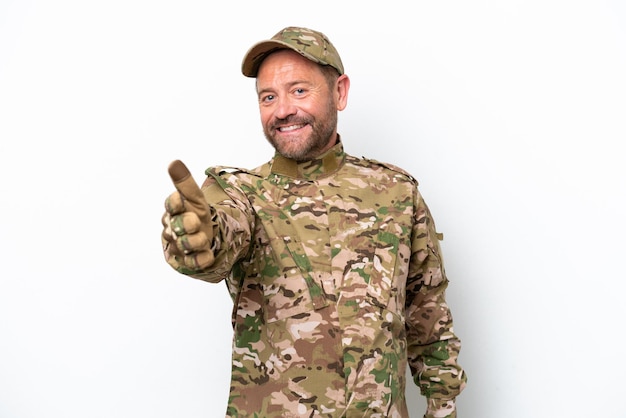 Militare uomo isolato su sfondo bianco stringe la mano per chiudere un buon affare