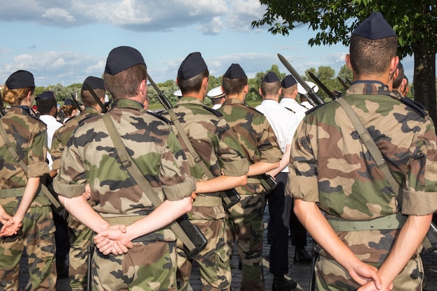 Militari in un parad sotto il cielo blu