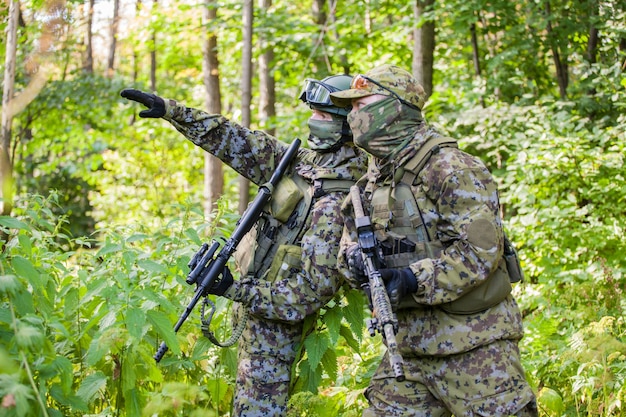 Militari nella foresta con una mitragliatrice. I soldati sono pronti per l'azione